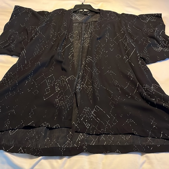 Eileen fisher kimono style silk jacket. Black and cream pattern. RARE - Picture 9 of 13
